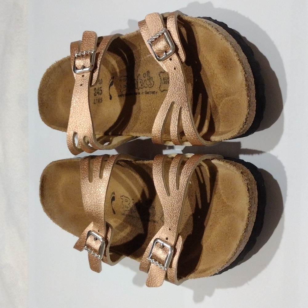 Birkenstock birki's women's sandal in rosey-gold.
